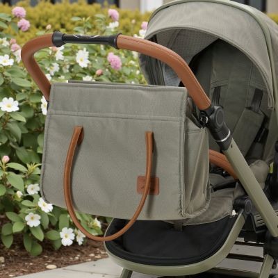 Hartan Wickeltasche modern style Selection mit eleganten Griffen in Lederoptik und praktischer Inneneinteilung inklusive Wickelauflage Schmutztasche und thermo Flaschenhalter als stylische Wickeltasche erhaeltlich im Babyladen Erlangen https://www.babyladen-erlangen.de/shop/hartan-wickeltasche-modern-style-selection